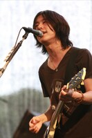 初の韓国ライブを成功させたストレイテナー。「SUMMER SONIC」のTシャツやマキシマム ザ ホルモンのタオルを身に着けたジャパニーズロックファンから、「ホリエ！」「すごい！」といった歓声が送られていた（写真提供：JISAN VALLEY ROCK FESTIVAL）。