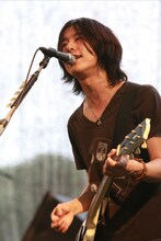 初の韓国ライブを成功させたストレイテナー。「SUMMER SONIC」のTシャツやマキシマム ザ ホルモンのタオルを身に着けたジャパニーズロックファンから、「ホリエ！」「すごい！」といった歓声が送られていた（写真提供：JISAN VALLEY ROCK FESTIVAL）。