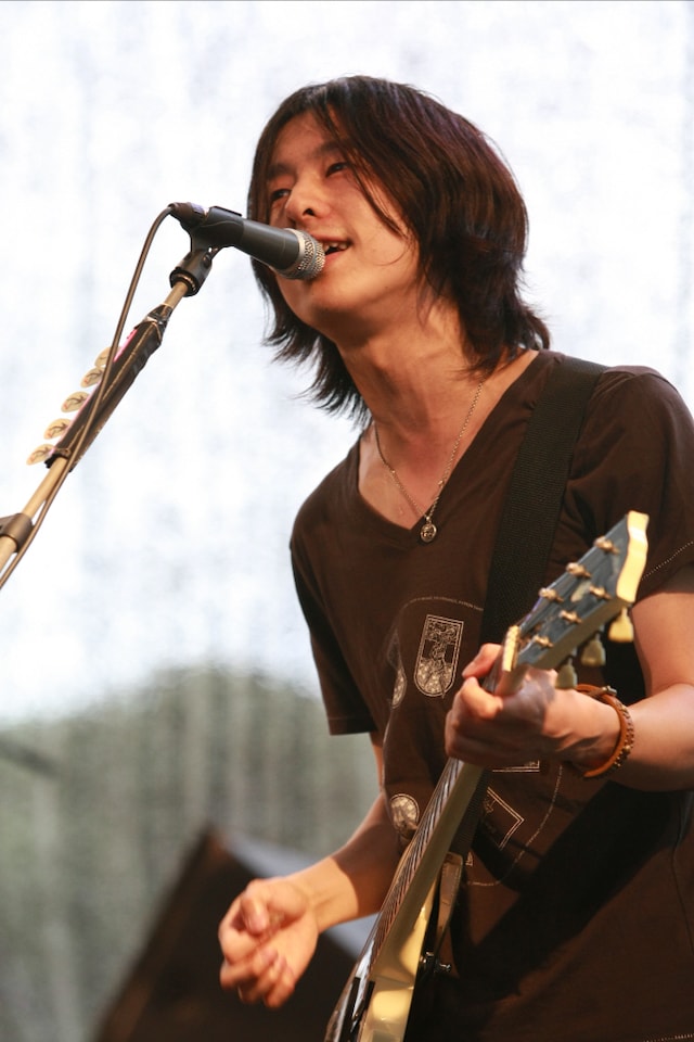 初の韓国ライブを成功させたストレイテナー。「SUMMER SONIC」のTシャツやマキシマム ザ ホルモンのタオルを身に着けたジャパニーズロックファンから、「ホリエ！」「すごい！」といった歓声が送られていた（写真提供：JISAN VALLEY ROCK FESTIVAL）。