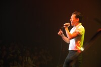 伊藤ふみおは白いフレッドペリーのポロシャツに黒いスリムパンツと、スカスタイルのファッションでキメていた。