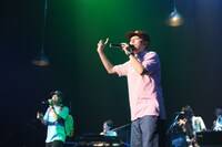 「今日は格好も90年代っぽい感じを再現してみました」と語ったスチャダラパーのBOSE（右）と、リュックを背負ったANI（左）。