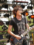 雨男の汚名を返上し、太陽の光を浴びてうれしそうなスガシカオ。