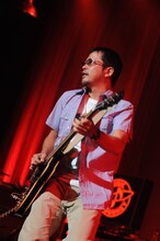 久々のソロ出演となった奥田民生。アンコールではジョン・Bに「楽屋が民生さんと木村さんとトータスなんですよ」と振られると「（この中で）俺が一番長髪なんですよ！」と滅多にない状況を楽しんでいるようだった。