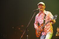 ディープなブルースサウンドと笑えるトークのギャップが楽しい木村充揮。