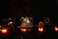 オフィシャルサイトの日記で「曲が国境を越えハートtoハートで伝わっていくのを感じました。アンコールが起こった事にも感動！また必ず行くニダ」と綴った一悟（写真中央）。初の海外ライブはメンバーにとって大きな自信となったようだ。