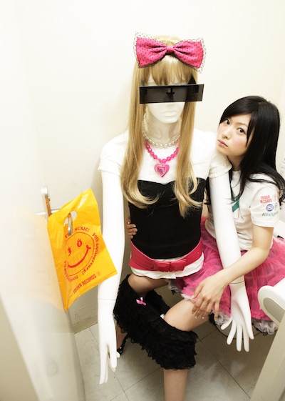 独特の存在感を放つアイラに対する矢口真里のリアクションが楽しみな今回の生放送。当日のアイラのファッションにも注目が集まる。