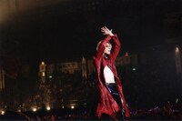 今回の手術は「手術中の姿は誰にも見られたくない」というYOSHIKI本人の強い希望により、近親者やスタッフが立ち会うことなく実施。大きな手術としては極めてまれなものとなった。