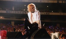 手術前に、ファンからのたくさんのメッセージを見て涙が止まらなくなり、血圧の上昇を起こすほど感動したというYOSHIKI。