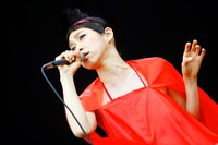 写真は7月25日「FUJI ROCK FESTIVAL '09」出演時のUA。なお、ナタリーPower Pushのコーナーでは、ニューアルバム「ATTA」の発売を記念したUAスペシャルインタビューを掲載中。