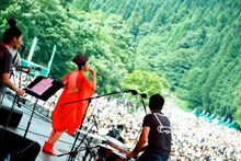 伸びやかな歌声を大自然に響かせるUA。