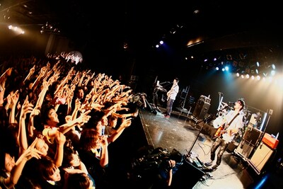 「decadence」の曲も既におなじみの曲も、新たな味わいを加えて披露されたこの日のライブ。夏フェスシーズン後のツアー後半戦がさらに楽しみになるステージを展開した。