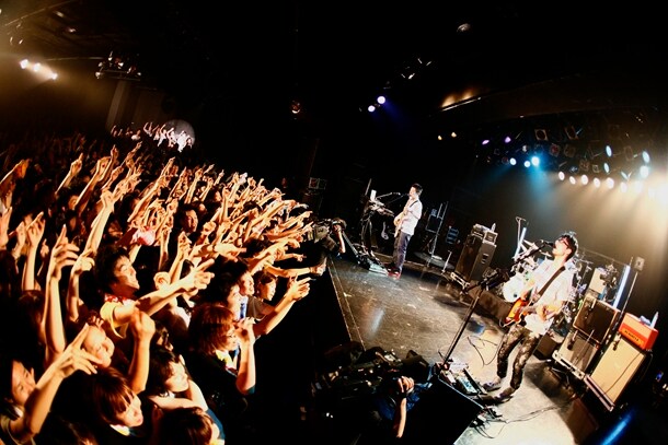 「decadence」の曲も既におなじみの曲も、新たな味わいを加えて披露されたこの日のライブ。夏フェスシーズン後のツアー後半戦がさらに楽しみになるステージを展開した。