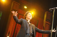 「もっと自由に歌えるようになりたいです。フェイバリットはビリー・ジョエル」と話す河村隆一。ソロ活動開始から12年を経た今も、音楽に対する飽くなき探究心は変わらない。