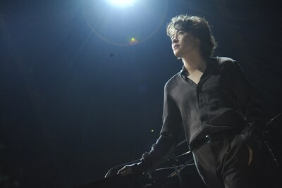 遠くを見据える河村隆一。その視線の先には、何が見えているのか。