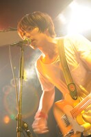 写真は7月20日に渋谷CHELSEA HOTELにて行われた「ハロー グッバイ ジェット ツアー!!」の最終公演の模様。1stアルバムからの楽曲を中心に、ザ・タイマーズのカバー「デイ・ドリーム・ビリーバー」や、この日が初披露となった新曲「恋してクレイジー」「キャラメルフレーバー」なども演奏された。