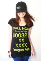 写真は告知Tシャツを着用したモデル（記載されている電話番号は仮のもの）。
