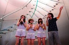 ステージに登場し、ふかわりょうとオープニングトークを繰り広げるCOSMETICS。