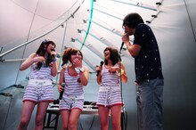 巧みなトークで笑いを誘うふかわりょうと、天然ならではの素のトークで観客を笑わせるCOSMETICS。