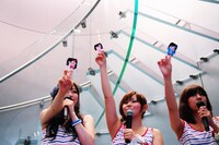 ファンのお手製によるお守り人形。それぞれのイニシャルが入った、世界にひとつだけの品物だ。