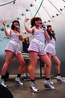 息の合ったダンスで最後の曲を披露するCOSMETICS。