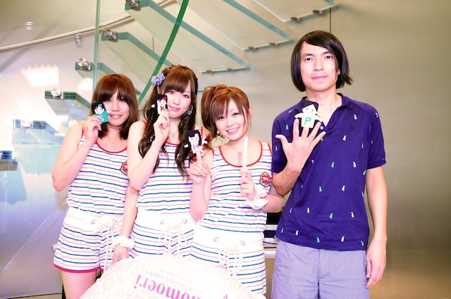 ライブ後に行われた会見では、それぞれ初ライブに対する緊張や喜びをコメント。8月の“初ギャラライブ”に向けて、「ギャラを貰ったら何をしたい？」と記者から問われると、ひでよ（写真右から2番目）は「焼き肉が食べたい」と言って笑いを誘った。