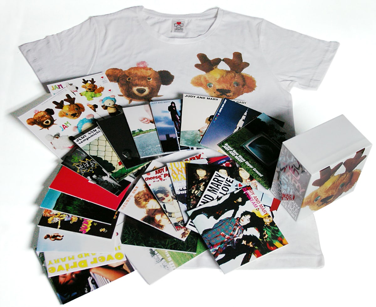 15th Anniversary Complete Single Box」の外箱を飾るのはクマのど