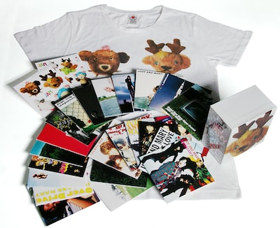 ボックス内には全22枚のシングルと15周年記念Ｔシャツ、オリジナルステッカーが封入。シングルはすべて紙ジャケ仕様となっており、過去に8cm（短冊）CDで発表されたものも、ジャケットデザイン含め12cmサイズに統一されている。