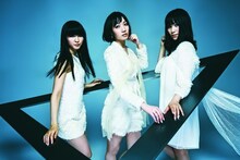 7月8日に発売されたアルバム「⊿（トライアングル）」がオリコンウィークリー1位を獲得したPerfume。発売1週目で「GAME」の記録を上回る21.1万枚を売上げ、2009年女性グループの初動記録としては現時点で1位となっている。