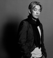 坂本龍一は今春開催したピアノソロツアーの模様を収録した2枚組ライブアルバム「Playing The Piano 2009」を、9月23日にリリース。10月上旬からはヨーロッパ各国を回るツアー「Playing the Piano 2009 Europe」が予定されている。