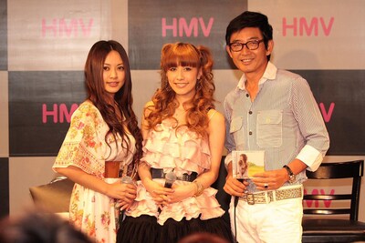 玉置成実を囲む美人占い師とハンサム俳優。新鮮かつさわやかなスリーショットだ。