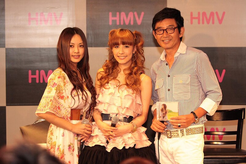 玉置成実を囲む美人占い師とハンサム俳優。新鮮かつさわやかなスリーショットだ。