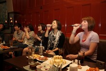 日米の優勝者に囲まれ熱唱するUtada。ちなみに、彼女が自分の曲でバックコーラスを歌うのは初めてのこと。