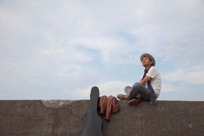 アルバムのタイトルについては「最初にレコーディングした『罪滅星』（斉藤和義提供曲）が、まるで昔の邦画の主題歌みたいな印象があって、それで『F's シネマ』ってアルバムタイトルが思い浮かんだんだ。それぞれの曲が別々の短編映画の主題歌になっていて、それを集めたアルバム、みたいなイメージで」と話している。