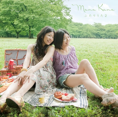 1960年代から2000年代の名曲を、双子ならではの美しいハーモニーでカバーしたアルバム「ふたりうた2」（写真）。