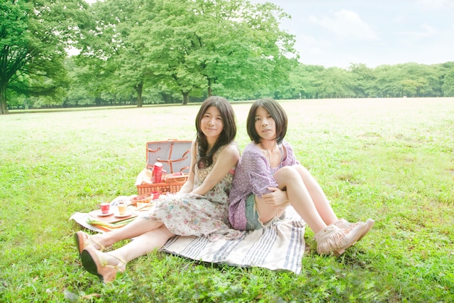 写真左が茉奈（長女）で右が佳奈（次女）。2人あわせて茉奈佳奈だ。