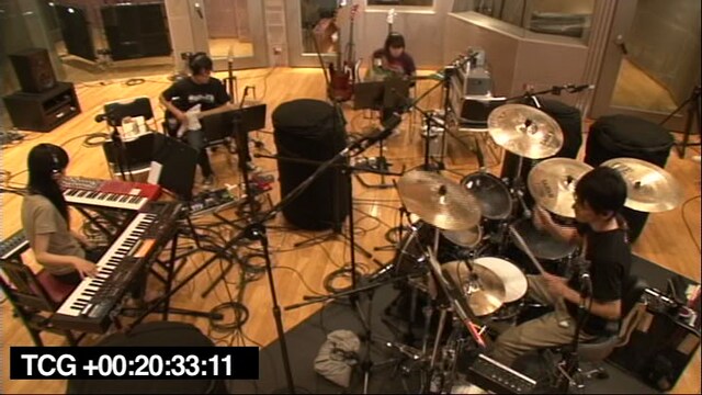 4人揃って音を出す、普段着姿のPOLYSICS。新鮮な映像だ。