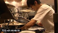 楽曲の基礎となるドラムのレコーディングをするヤノ。