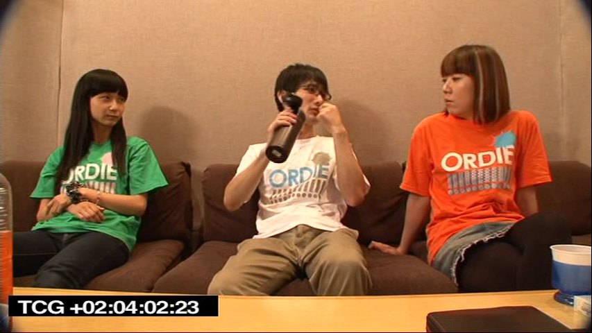 お揃いのPOLYSICS Tシャツを着るカヨ、ヤノ、フミの3人。