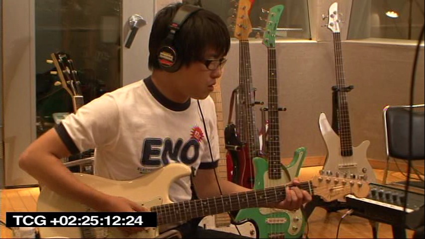 ギターを弾くハヤシ。