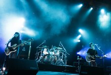 凛として時雨とTHE BACK HORNは8月3日に大阪・なんばHatchで対バンライブを開催。会場がライブハウスとなるため、野音とは異なる雰囲気が味わえそうだ（写真：河本悠貴）。