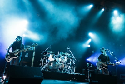 凛として時雨とTHE BACK HORNは8月3日に大阪・なんばHatchで対バンライブを開催。会場がライブハウスとなるため、野音とは異なる雰囲気が味わえそうだ（写真：河本悠貴）。