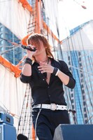 「HOTEL GLAY」には全長約500mのロングステージも設置されるという（写真は6月7日に行われたフリーライブ「GLAY 15th Anniversary Special 2009　THE GREAT VACATION VOL.1 ～SUPER BEST OF GLAY～ "MEET & GREET VACATION"」の様子）。