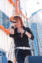 「HOTEL GLAY」には全長約500mのロングステージも設置されるという（写真は6月7日に行われたフリーライブ「GLAY 15th Anniversary Special 2009　THE GREAT VACATION VOL.1 ～SUPER BEST OF GLAY～ "MEET & GREET VACATION"」の様子）。