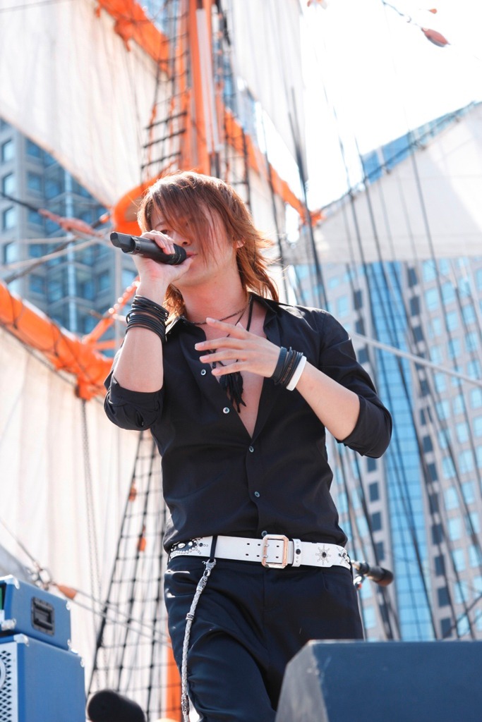 「HOTEL GLAY」には全長約500mのロングステージも設置されるという（写真は6月7日に行われたフリーライブ「GLAY 15th Anniversary Special 2009　THE GREAT VACATION VOL.1 ～SUPER BEST OF GLAY～ "MEET & GREET VACATION"」の様子）。