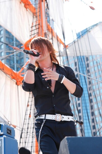 「HOTEL GLAY」には全長約500mのロングステージも設置されるという（写真は6月7日に行われたフリーライブ「GLAY 15th Anniversary Special 2009　THE GREAT VACATION VOL.1 ～SUPER BEST OF GLAY～ "MEET & GREET VACATION"」の様子）。