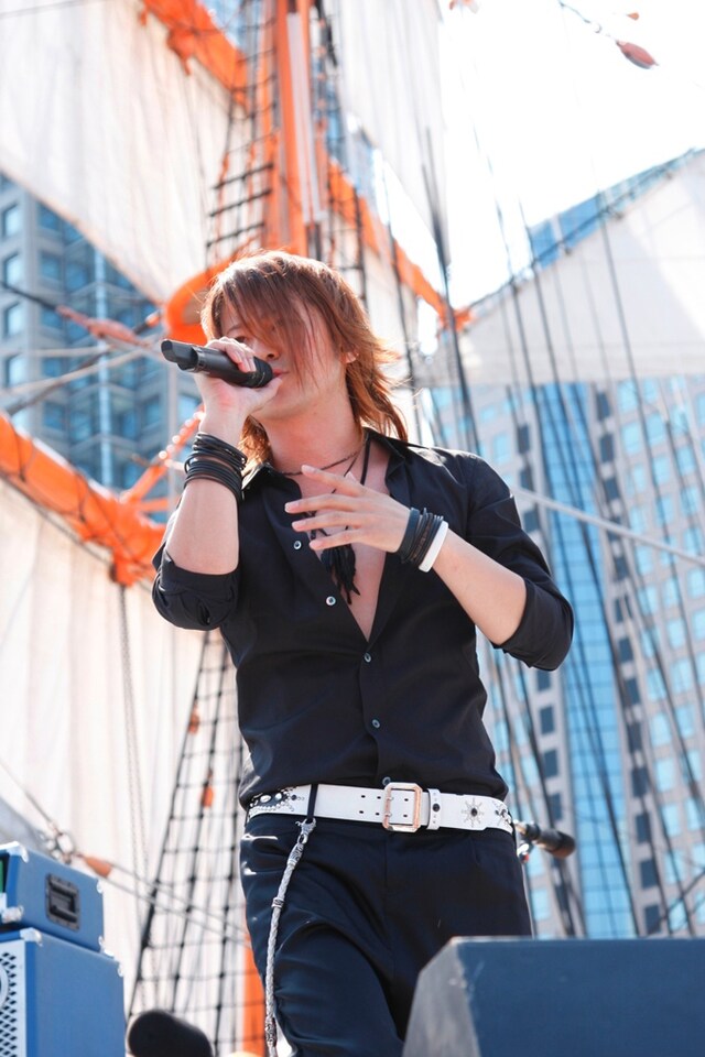 「HOTEL GLAY」には全長約500mのロングステージも設置されるという（写真は6月7日に行われたフリーライブ「GLAY 15th Anniversary Special 2009　THE GREAT VACATION VOL.1 ～SUPER BEST OF GLAY～ "MEET & GREET VACATION"」の様子）。