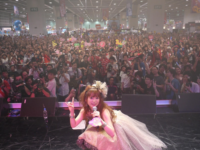 写真は2009年開催の「11th ACGHK2009~香港動漫電玩節~」出演時の様子。