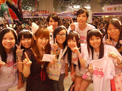 香港のしょこたんファンと記念撮影。「ACGHK」は今年で11回目を迎えた超人気イベントだ。