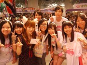 香港のしょこたんファンと記念撮影。「ACGHK」は今年で11回目を迎えた超人気イベントだ。