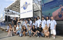 写真は開演前に撮影された出演者の記念写真。前列左からブラザー・トム（バブルガムブラザーズ）、BENI、Metis、横山剣（クレイジーケンバンド）、MINMI、童子-T、ヒルクライム、ピクシー・ロット。後列左からブラザー・コーン（バブルガムブラザーズ）とクレイジーケンバンド。